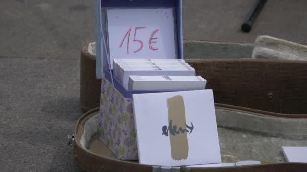 Eine Schachtel Mit Waren Auf Der Straße — Stockvideo