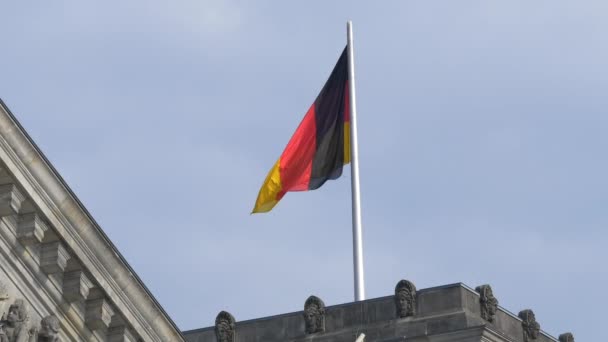 Die Deutsche Fahne Weht Auf Einem Gebäude — Stockvideo
