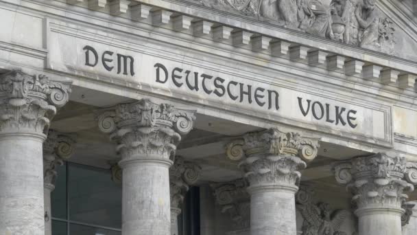 Inschrift Reichstagsgebäude Berlin — Stockvideo