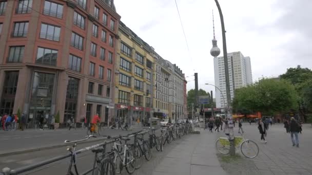 Bicicleta Atada Por Barandillas Una Calle — Vídeos de Stock