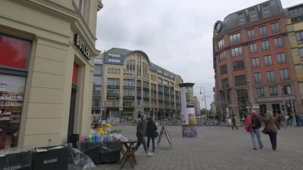 Városi Élet Egy Felhős Napon Berlinben — Stock videók