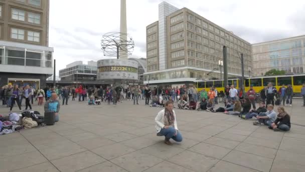 Występ Uliczny Alexanderplatz Berlin — Wideo stockowe