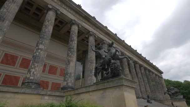 柏林Altes博物馆前的一座雕像 — 图库视频影像