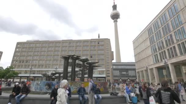 Emberek Egy Szökőkútnál Alexandreplatzon — Stock videók