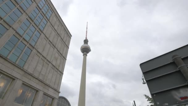 Torre Berlín Cerca Edificios — Vídeo de stock