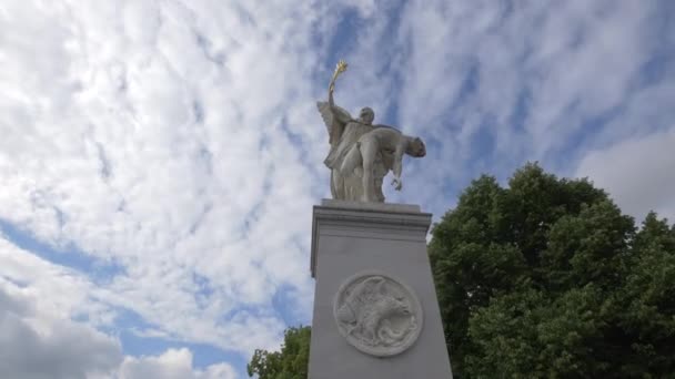Vedere Unghi Scăzut Unei Statui — Videoclip de stoc