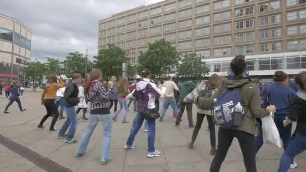 Gente Bailando Alexanderplatz Berlín — Vídeos de Stock