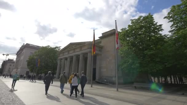 Folk Som Passerar New Guardhouse Berlin — Stockvideo