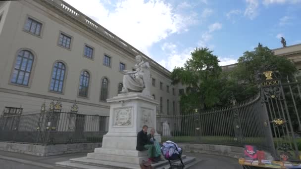 Eine Statue Der Humboldt Universität Berlin — Stockvideo