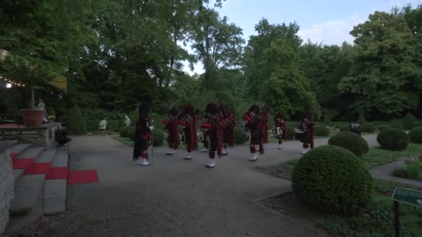 Menschen Schottischen Uniformen Spielen Dudelsack — Stockvideo