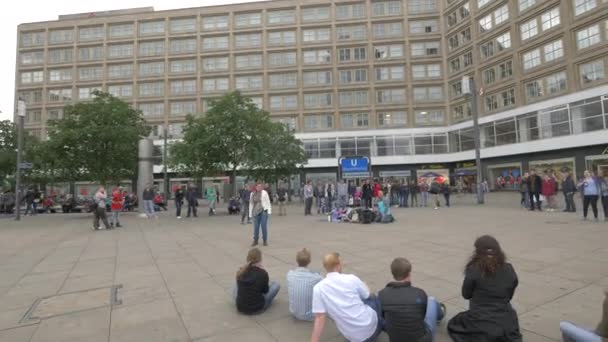 Uliczni Wykonawcy Alexanderplatz Berlin — Wideo stockowe