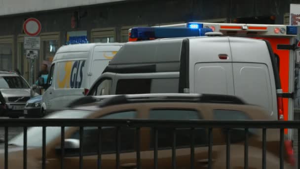 Bir Itfaiye Arabası Sokakta Bir Polis Arabası — Stok video