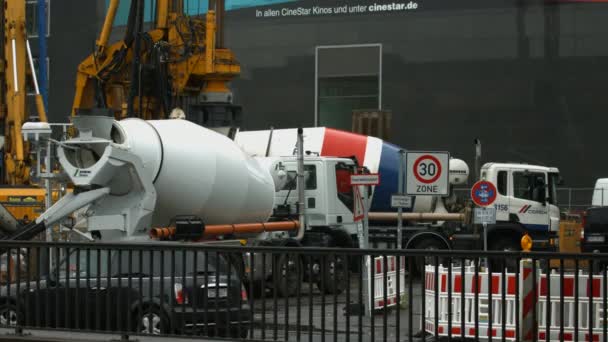 Camiones Mezcladores Cemento Una Calle — Vídeo de stock