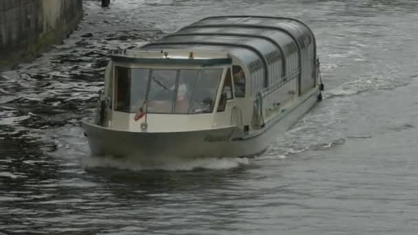 Passeio Turístico Barco Flutuando Rio — Vídeo de Stock