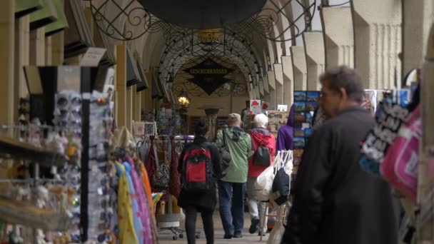 Pamiątka Stoi Łukowatym Korytarzu — Wideo stockowe