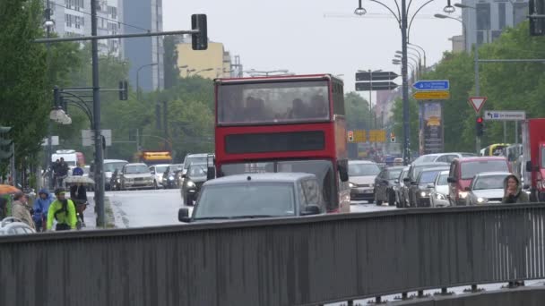 Gatutrafik Regnig Dag — Stockvideo