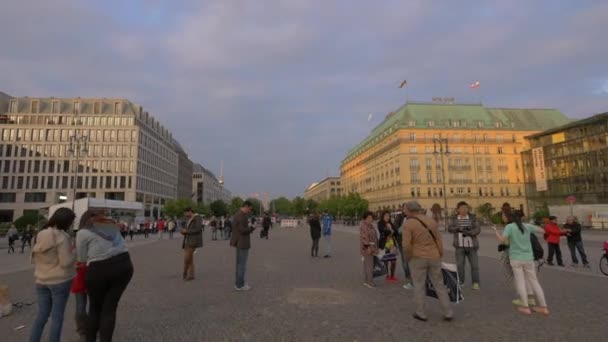 Άνθρωποι Στο Pariser Platz Βερολίνο — Αρχείο Βίντεο