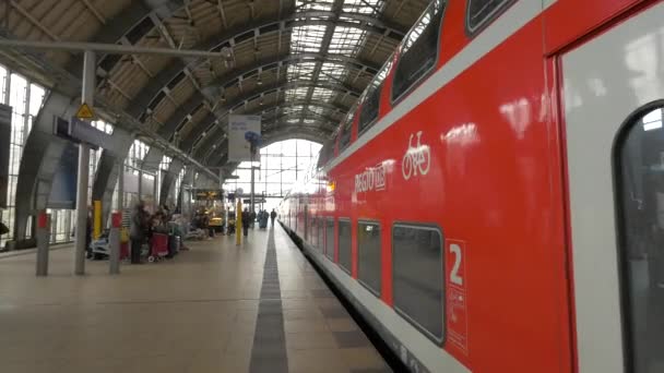 Een Rode Trein Die Het Station Verlaat — Stockvideo