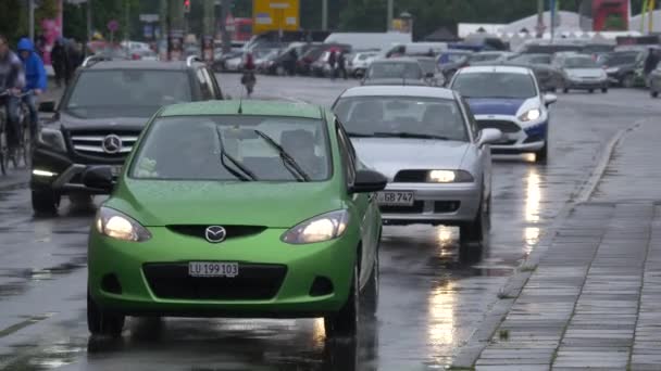 Αυτοκίνητα Στην Grunerstrasse Στο Βερολίνο — Αρχείο Βίντεο