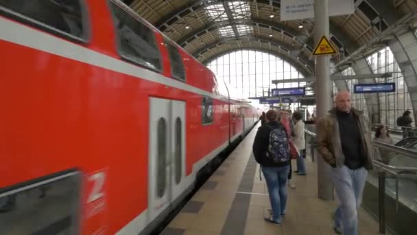 Tren Bir Tren Istasyonuna Varıyor — Stok video
