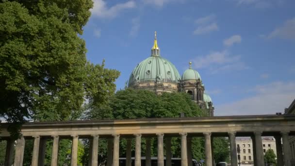 Kathedraal Van Berlijn Gezien Achter Zuilen — Stockvideo