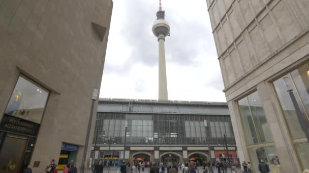 柏林电视塔的倾斜视图 — 图库视频影像