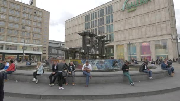 Une Fontaine Eau Dans Quartier Commerçant — Video
