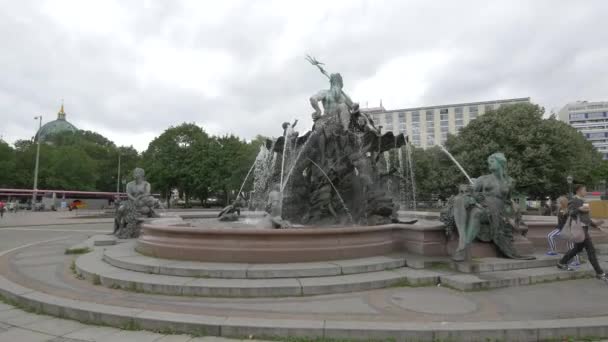 Ein Wasserbrunnen Der Nähe Einer Kirche — Stockvideo