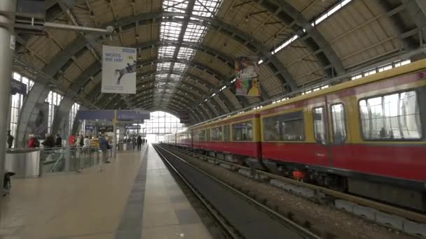 Pociąg Odjeżdżający Stacji Alexanderplatz Berlin — Wideo stockowe