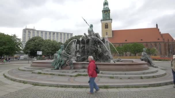 Neptunbrunnen Und Marienkirche Berlin — Stockvideo