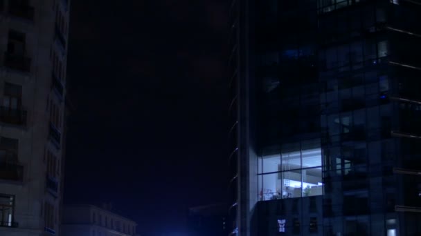Edificio Iluminado Por Noche — Vídeo de stock