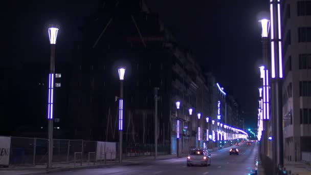 Lichtpalen Een Straat Nachts — Stockvideo