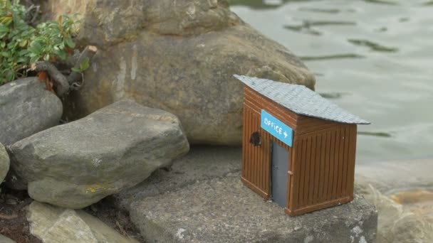 Una Capanna Legno Miniatura Vicino All Acqua — Video Stock