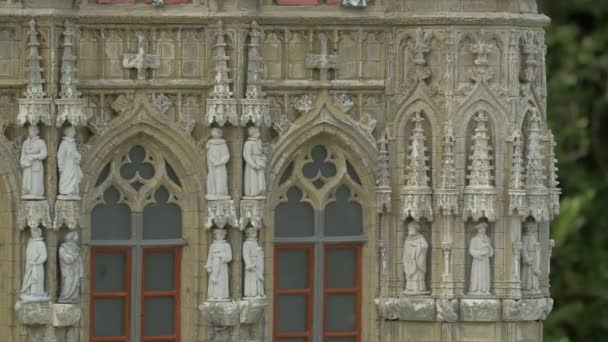 Статуи Фасаде Миниатюрного Здания — стоковое видео