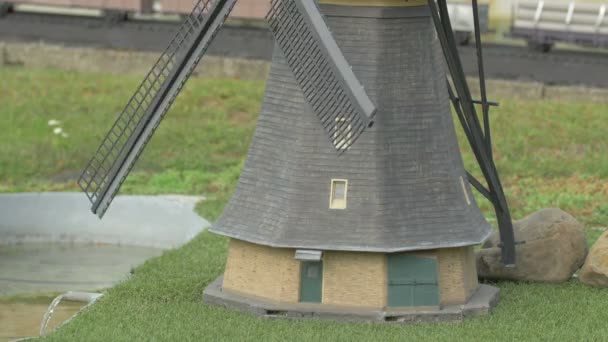 Bouw Van Een Miniatuur Windmolen — Stockvideo