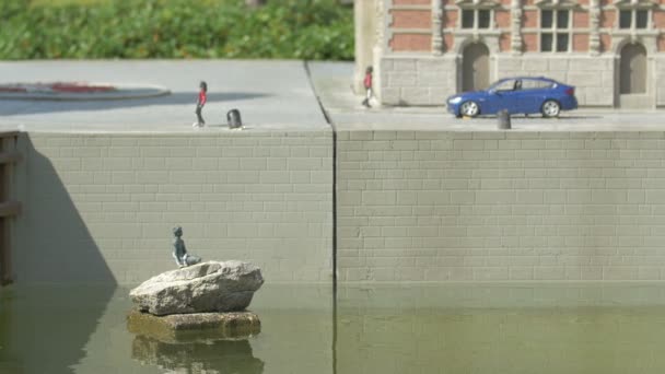 Een Miniature Standbeeld Door Een Waterkering — Stockvideo