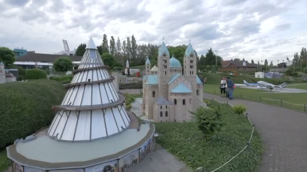 Gebouwen Een Miniatuurpark Een Bewolkte Dag — Stockvideo