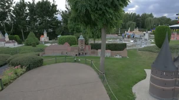 Egy Téglaépület Egy Miniatűr Parkban — Stock videók