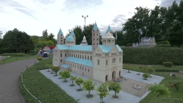 Una Catedral Miniatura Con Techo Verde — Vídeo de stock
