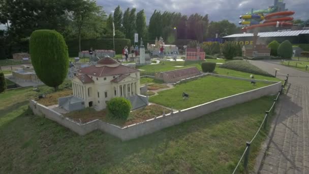 微型公园内的建筑物 — 图库视频影像