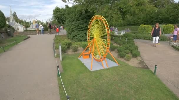 Sebuah Roda Ferris Miniatur Mini Eropa — Stok Video