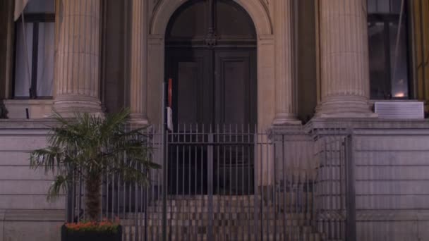 Inclinación Las Columnas Edificio Por Noche — Vídeo de stock