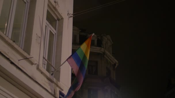 虹の旗を振る様子 — ストック動画