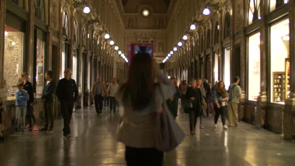 Άνθρωποι Περπατούν Νύχτα Ένα Εμπορικό Κέντρο — Αρχείο Βίντεο