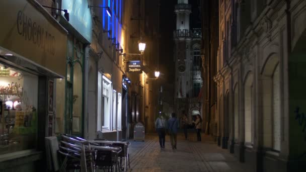 Una Calle Estrecha Por Noche — Vídeos de Stock