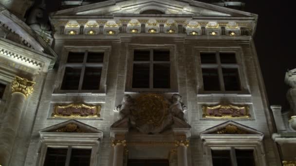 Здание Золотыми Украшениями Ночью — стоковое видео