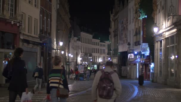 Pessoas Andando Uma Rua Noite — Vídeo de Stock