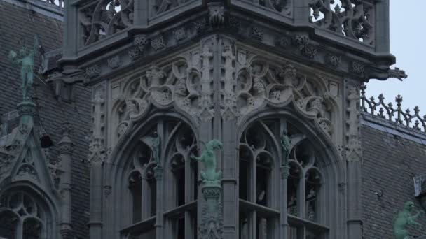 建物の上の像と彫刻 — ストック動画