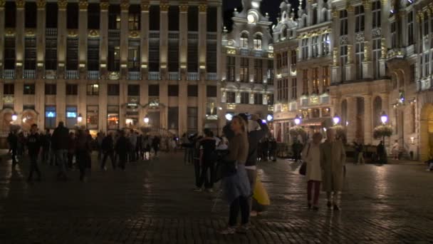 Mensen Gebouwen Nachts Een Plein — Stockvideo