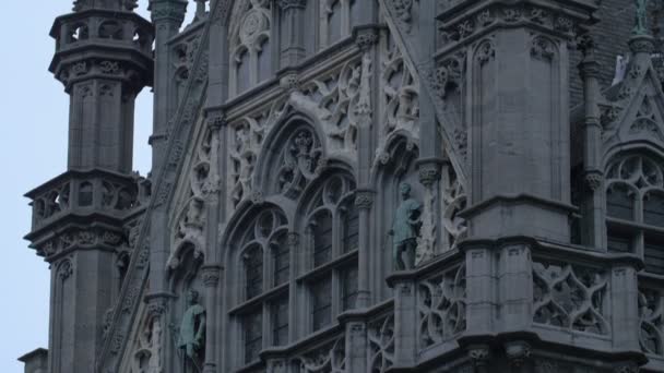 Haut Bâtiment Avec Des Statues Des Sculptures — Video